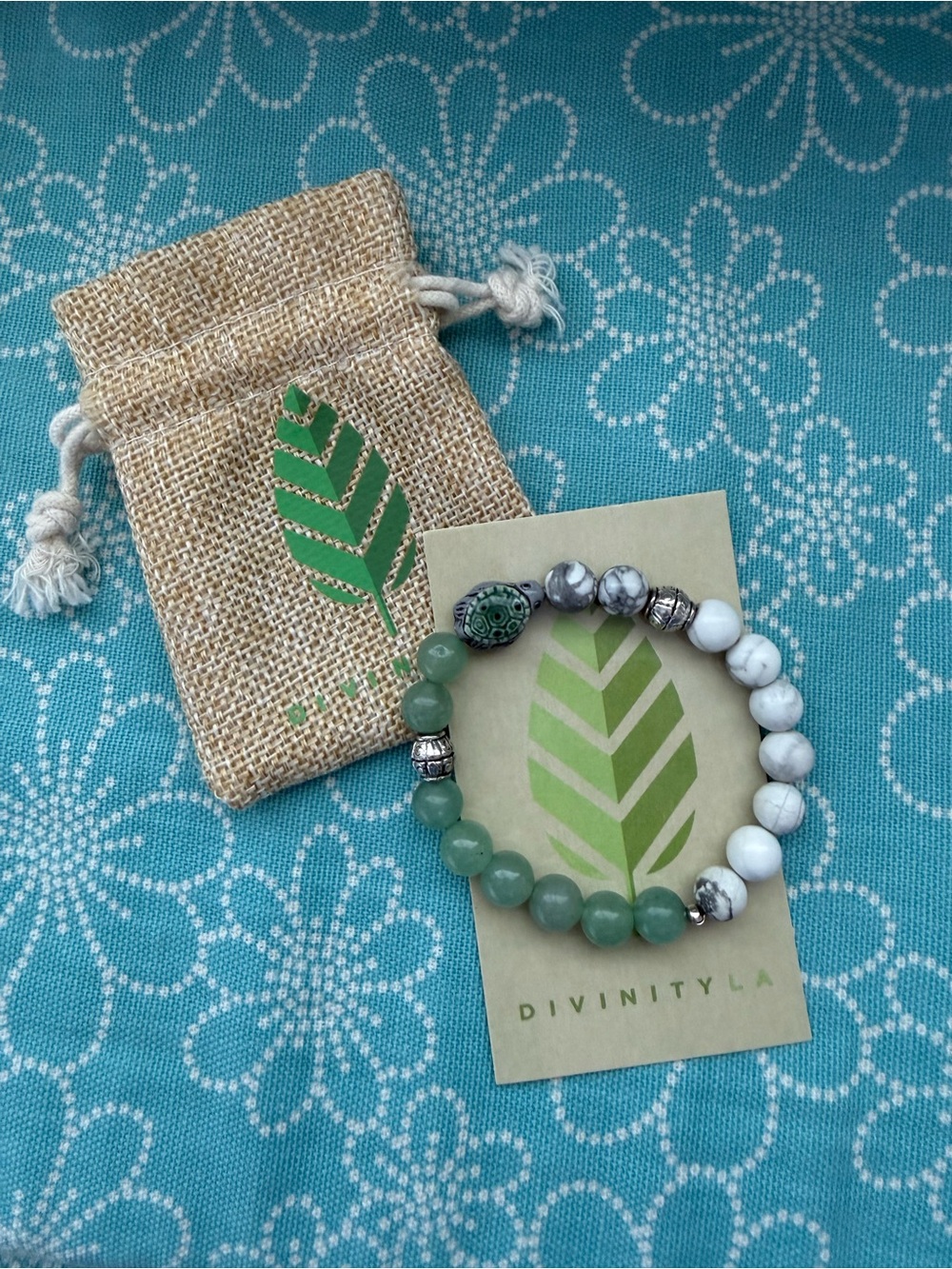 NWOT Green and White Beaded Stretch Bracelet with Turtle & Silver Accents